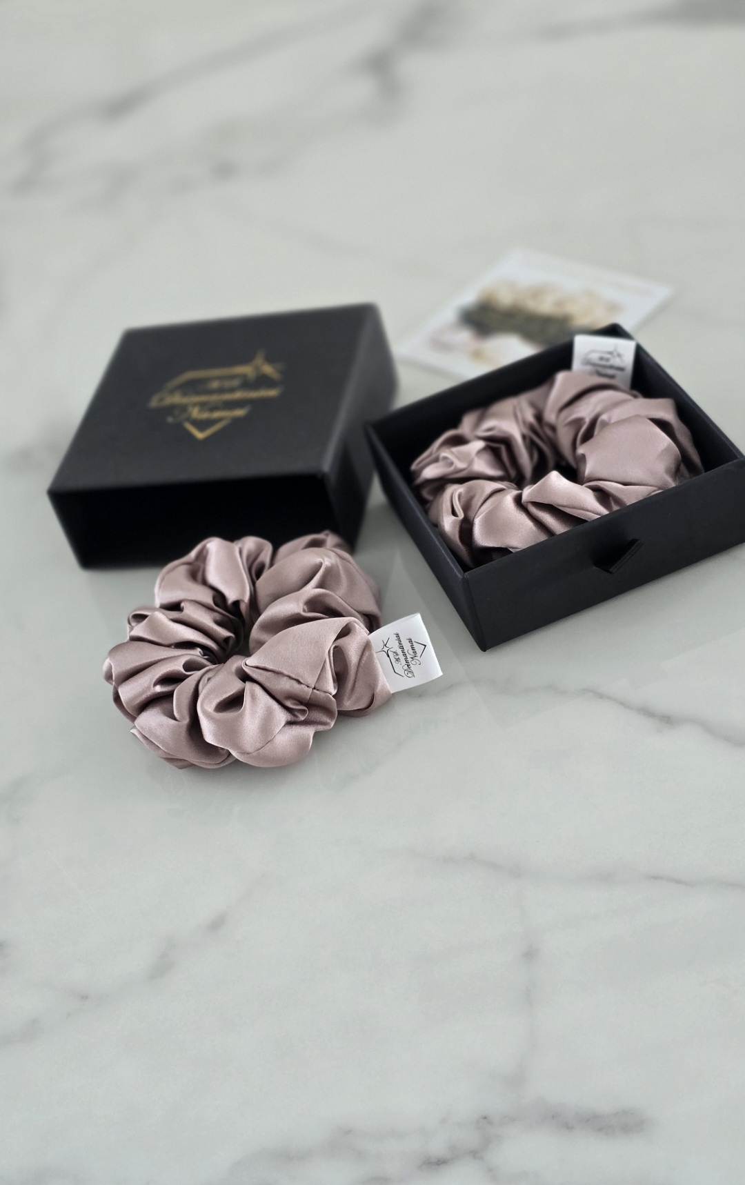 100% Mulberry šilko plaukų gumytė - pelenų rožinė, M dydis