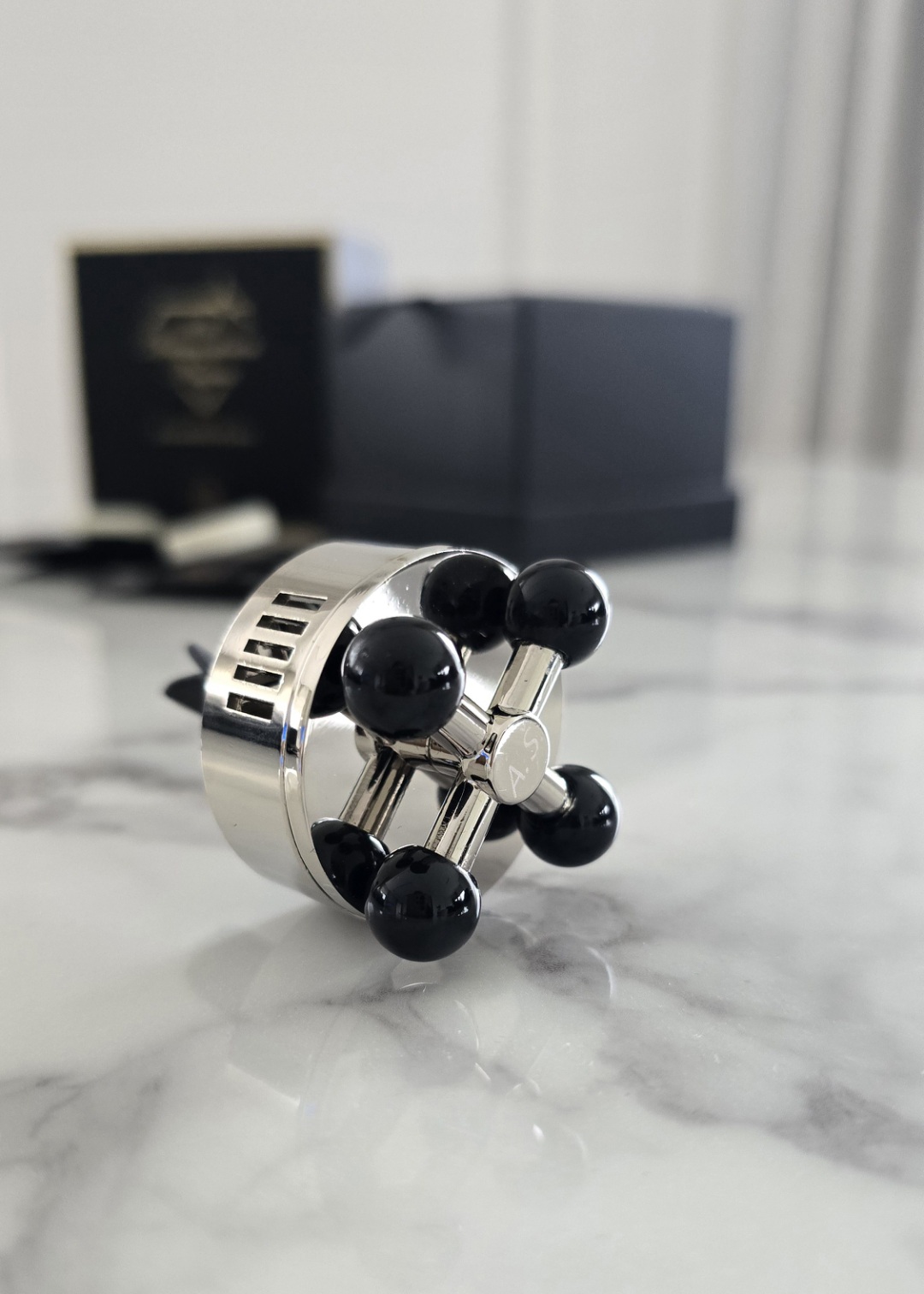 Automobilio oro gaiviklis į groteles (Juodasis aksomas)