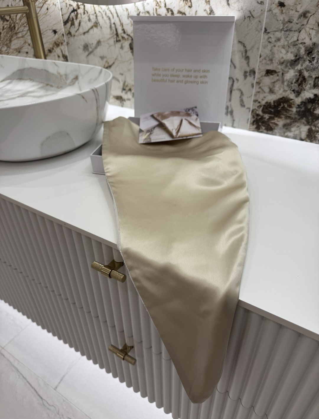 Šilkinis rankšluoštis plaukams (smėlinis)