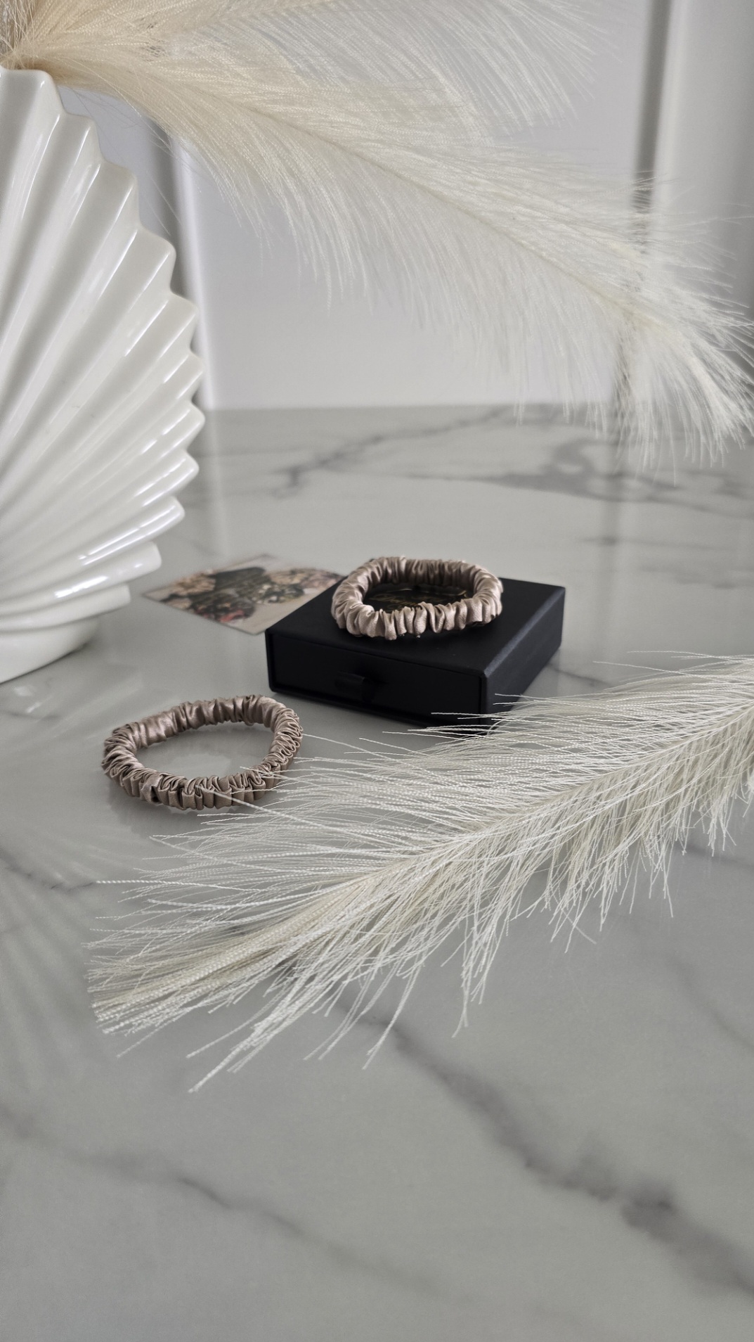 100 % Mulberry šilko plaukų gumytė - latte, XS dydis