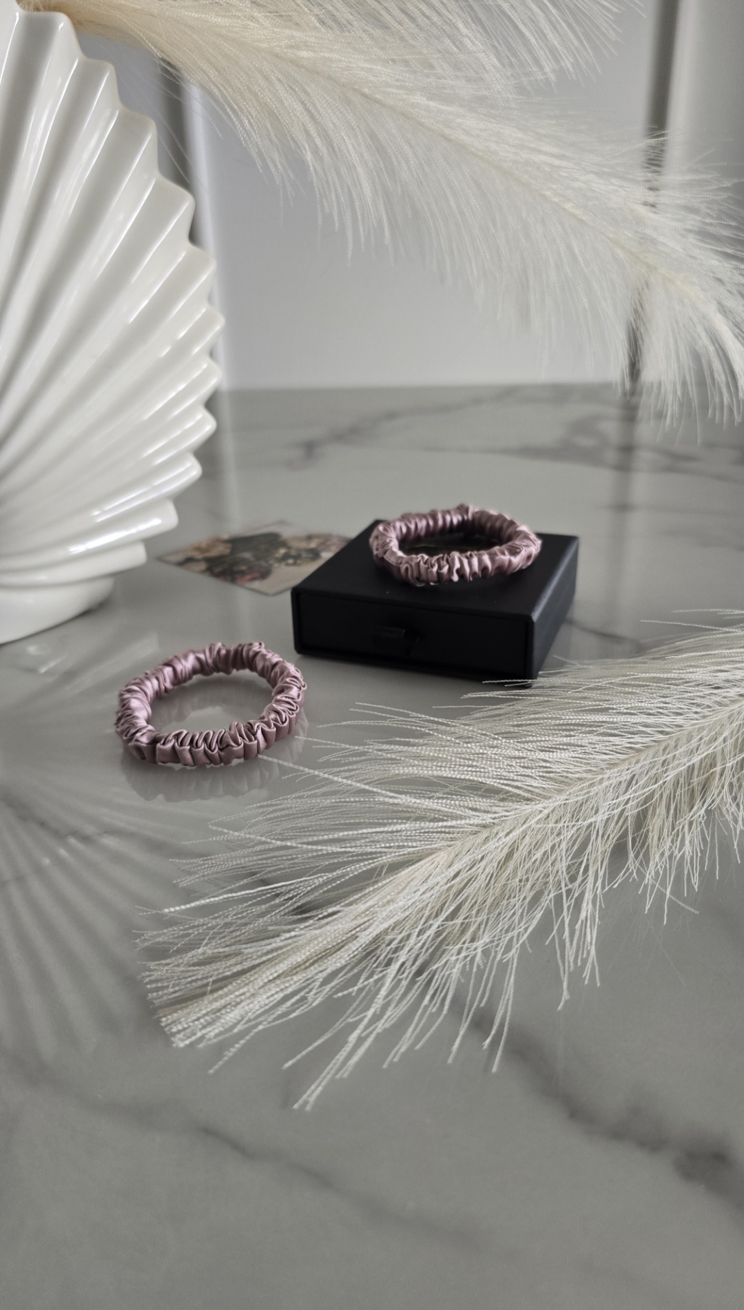 100% Mulberry šilko plaukų gumytė - pelenų rožinė, XS dydis
