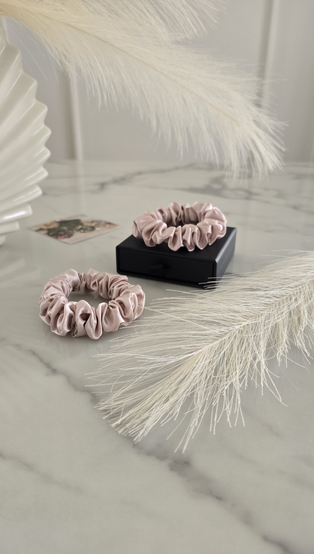 100% Mulberry šilko plaukų gumytė - šviesiai rožinė, S dydis