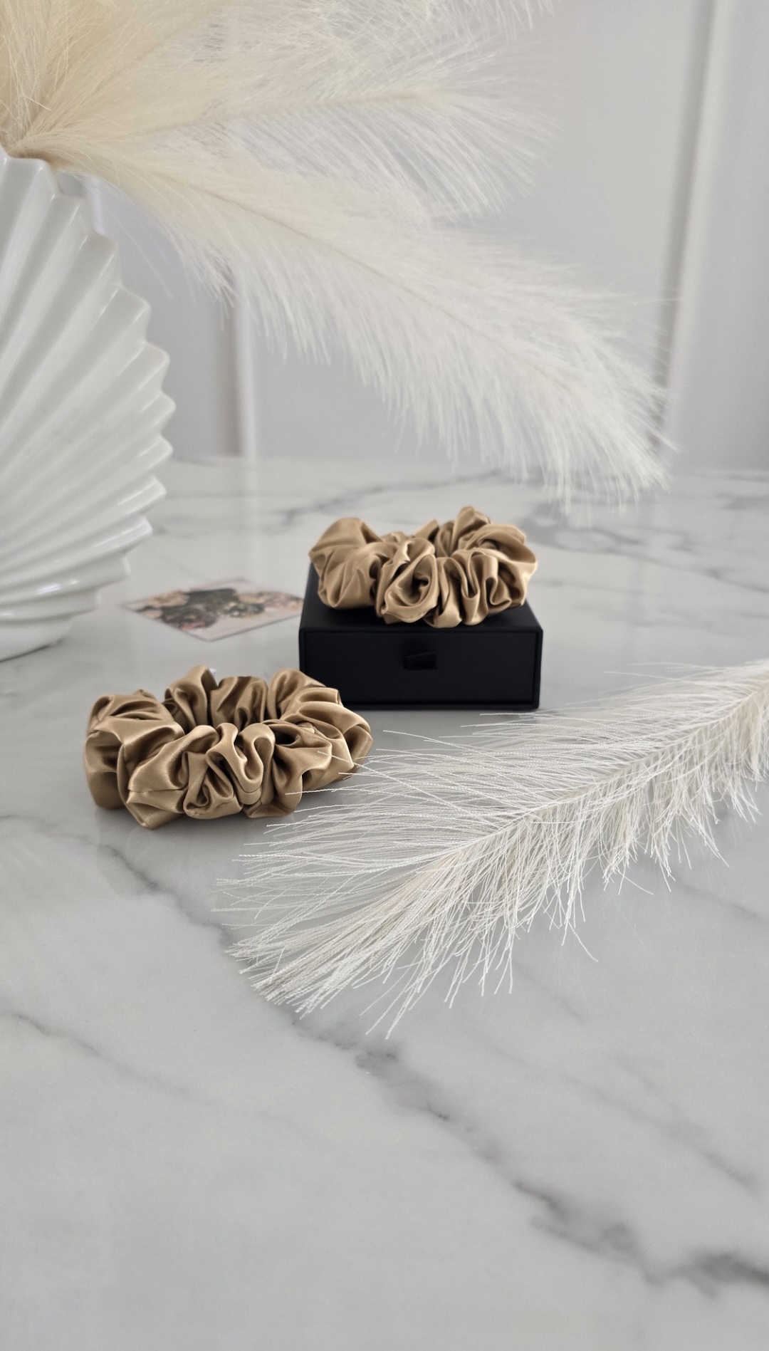 100% Mulberry šilko plaukų gumytė - auksinė, M dydis
