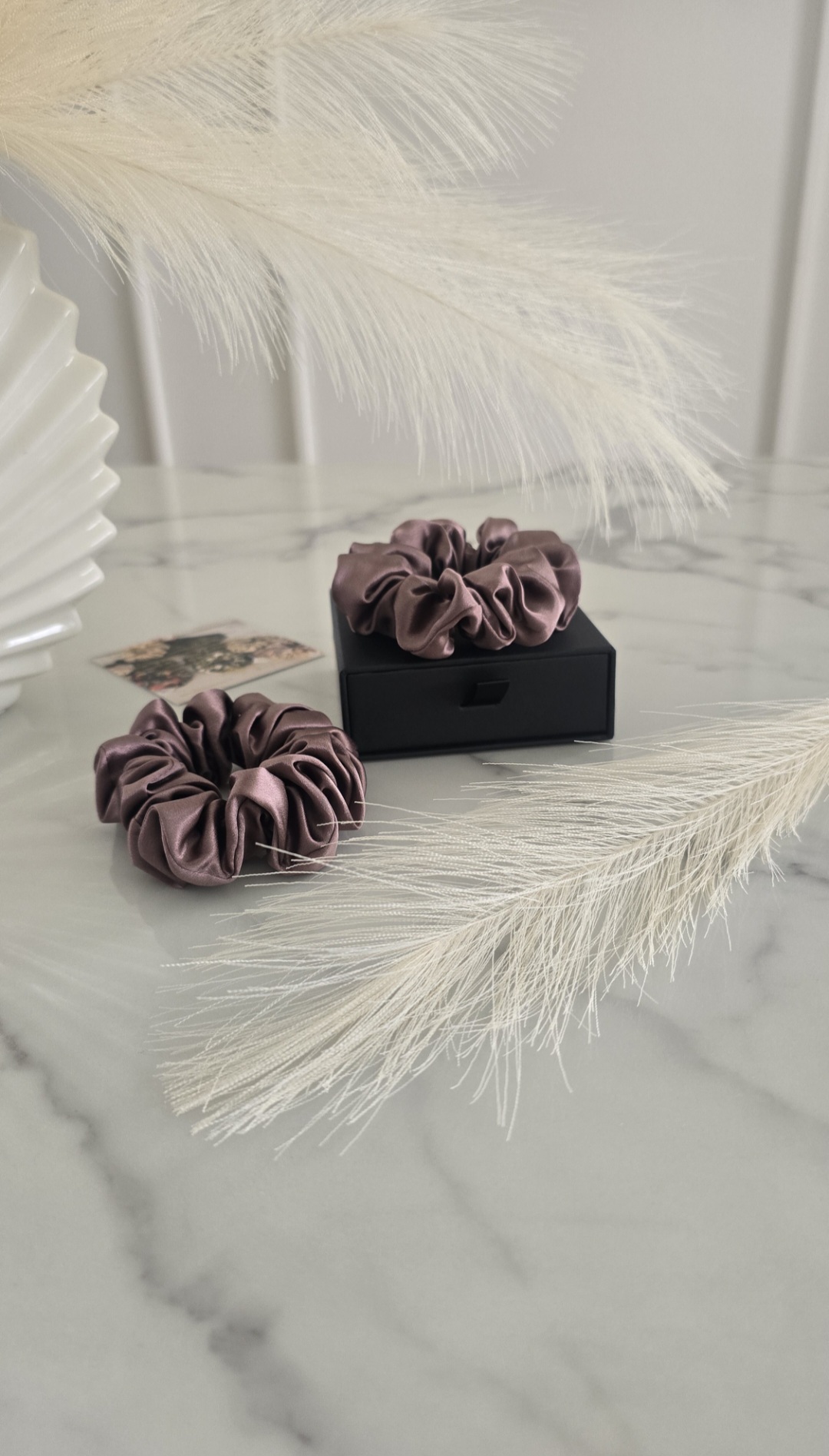 100% Mulberry šilko plaukų gumytė - tamsiai kakavinė, M dydis
